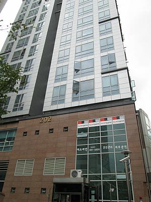 この細長いビルの20階2005室です。