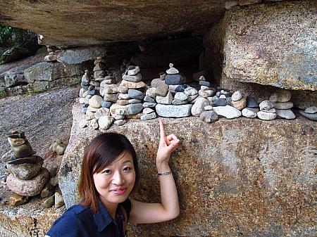 これまで訪れた人たちが小石をたくさん積み上げていったのかな。