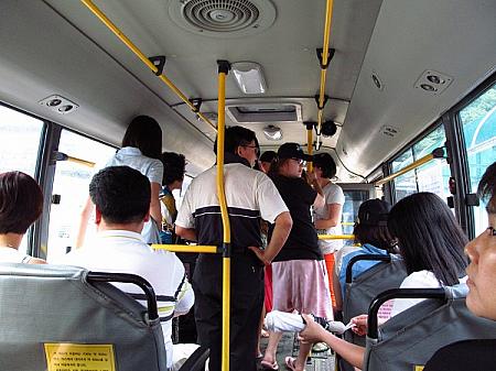 バスは多くの人でいっぱい。