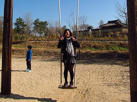 ジャ～ン！韓国の昔の遊具といったら、ロープのなが～いブランコとシーソー！