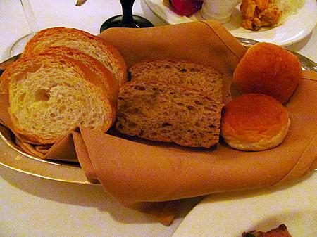 お花型のバター＆あったかいパン３種