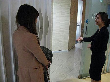 スタッフの方に案内されて施術室へ