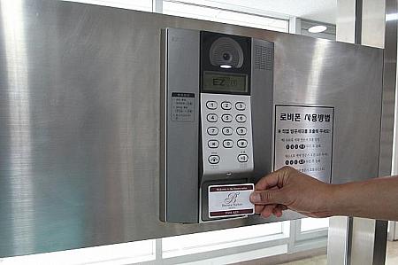 エレベーターホールから廊下に入る時はカードキーが必要。