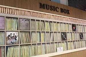 当時のレコードなどがライブラリー形式で展示されています。