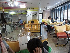 カフェ内は大型のいる広場の様なスペースと、さらに柵で区切られてお茶を飲めるソファのあるスペースに区切られています。
