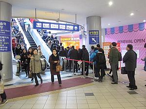 １．地下鉄１・４号線ソウル駅の1番出口を出て、目の前のエスカレーターに乗り