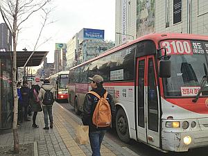 駅前を中心にバス乗り場が点在。ソウル西部の中心的なターミナル