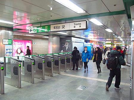 ソウルの主要スポットをぐるっとまわって結ぶ地下鉄２号線のシンチョン駅