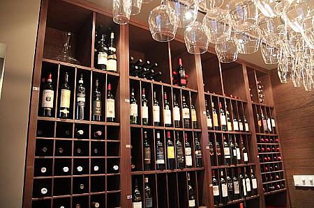 大きなお店ではないけれど、ワインの種類は本当にたくさん。あなたの好みのワインもきっとあるハズ！