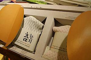 韓紙を素材に使った靴下やハンカチ。人気商品のひとつ。
