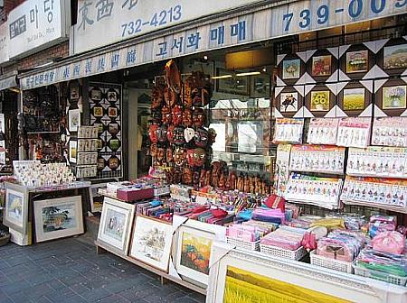☆伝統的なお土産を扱うショップがたくさん！