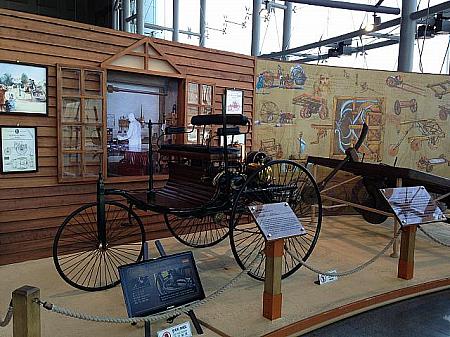 ベンツ特許車。1886年に作られた世界発のガソリン車で、最高速度は16キロだそうです・・
