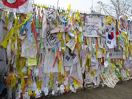 平和と朝鮮半島の統一を願う短冊がびっしり