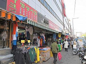 光煕市場の隣はスポーツ用品店が並ぶ新平和市場