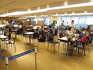 幅広い価格帯メニューを揃えたフードコート「Global Kitchen」