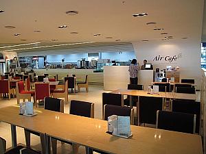 飛行機の内装をイメージしたカジュアルフードカフェ「AirCafe」