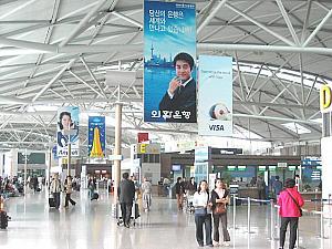 レストランエリアは３階出国ロビーのすぐ上のフロア
