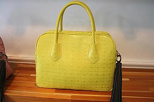 Dahlia Bag Morocco Lemon Yellow、ショルダーにもできる同じデザインの紐もあり。