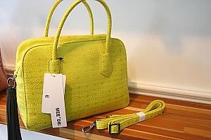 Dahlia Bag Morocco Lemon Yellow、ショルダーにもできる同じデザインの紐もあり。