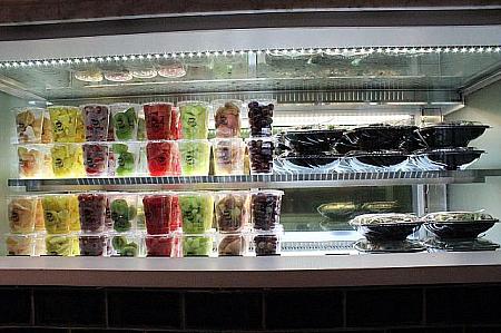 ガラス張りの冷蔵庫にはフレッシュジュースの果物たちが。