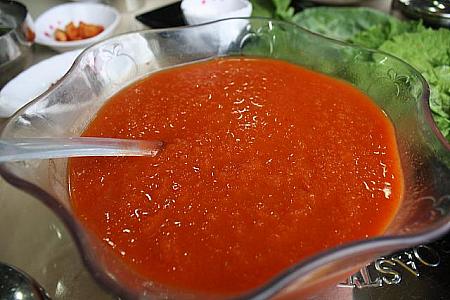 まずはムルフェにオレンジ色のシャーベットスープを入れてかき混ぜ、一緒に出てくる野菜にご飯やムルフェを巻いていただきましょう！なんとも変わった味ですが、病み付きになりませんか？