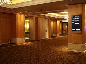 ☆エスカレーターで２階にあがり　⇒ 
