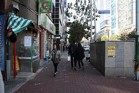 西面と南浦洞をつなぐ大通りからすぐ路地に入ったところに位置！カフェやコンビニ、食堂も多し！