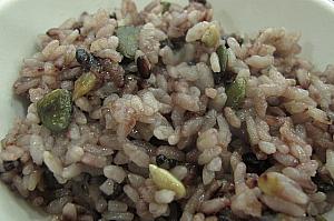 ゴハンはお客さんの健康のことを考えて雑穀米