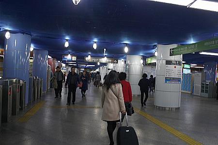 地下鉄西面駅の改札を出ると韓国語ですが、→で地下商街にご案内してくれます！