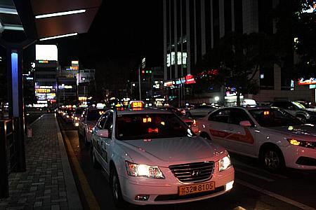 お客さんが乗っていない空車のタクシーは夜には上の部分が点灯します。
