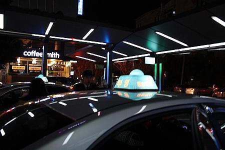 お客さんが乗っていない空車のタクシーは夜には上の部分が点灯します。
