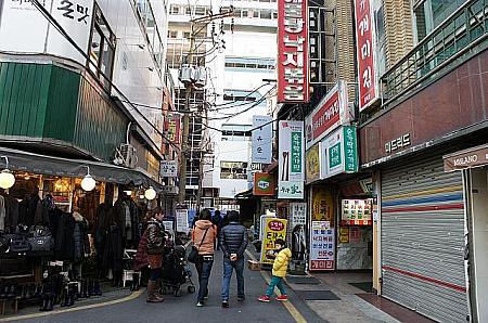 階段を降りた地下1階にお店はあります。