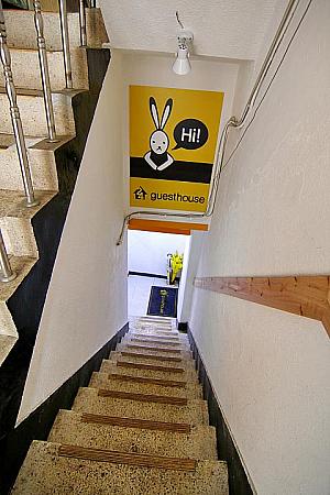 １階から地下への階段