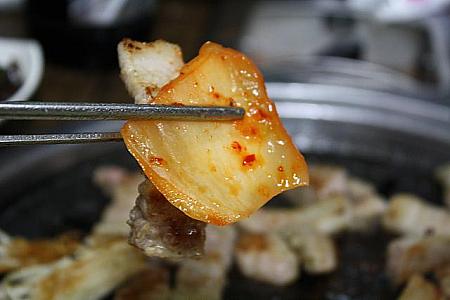 お肉を焼くと同時にキムチも一緒に焼いて食べるのがオススメ！