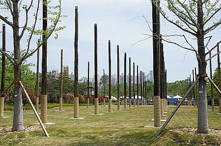 アメリカ軍の部隊駐留期に使われた木の電信柱をリサイクルして設置されてます。