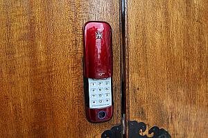 ゲストハウスの入口はパスワード式の鍵