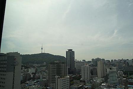 向かって右手にソウルタワー、左手には青瓦台が見えます！ソウル市内の夜景も最高なんだとか。