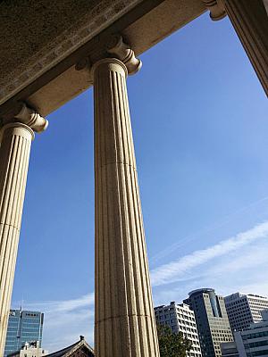 古代ギリシャ建築の柱の<BR>スタイルの一つ