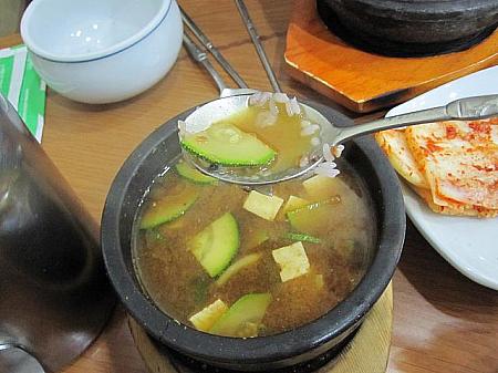 韓国のお味噌。スプーンですくってみんなでシェアして食べます。