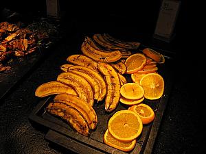 珍しい焼きバナナと焼きオレンジ。