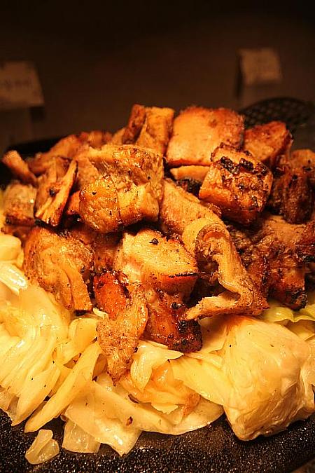 ＜鶏焼き＞
<br>宗家の料理研究を通して、大衆的なメニューとして再現したメニューのひとつ、タッグイ（鶏焼き）。