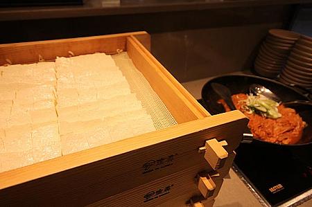 手作り豆腐は相性ばつぐんの酸味のあるキムチと一緒に♪