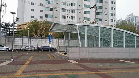 京義中央線ソガンデ（西江大・Seogang Univ. ・K313）駅１番出口を出てすぐ左に曲がり、