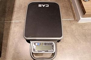 荷物の重さを量る体重計