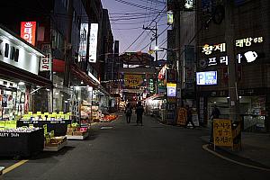 釜山駅で下車し、地下ショッピングセンターを通り、７番出口から出て、市場方面に向かいます。