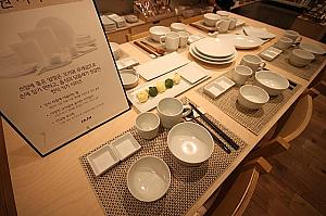 人気のJAJUオリジナル食器シリーズ「リオン」と新しい韓食食器シリーズ「タウォン」。料理も映えるシンプルホワイトがメイン。形や大きさも豊富。