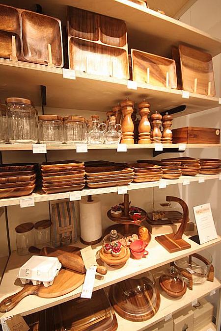 オープン当初から人気だったというアカシア手作り食器シリーズ。人気に応えて新しい商品も次々に入荷中～。