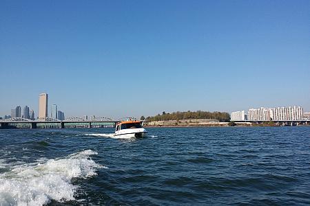 漢江を走る水上タクシー