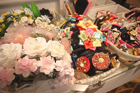 ドレッサーのところにはヘアアクセサリー、ノリゲ（韓服の装飾品）、カバンなどがたくさん。地元の子たちがパステルカラーの韓服に合わせてよくつけている花冠もありますョ。