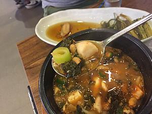 ねぎや野菜たっぷりの韓国式味噌汁。ご飯がすすみます～